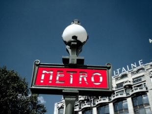 Metro r ett snabbt stt att ta sig fram i Paris